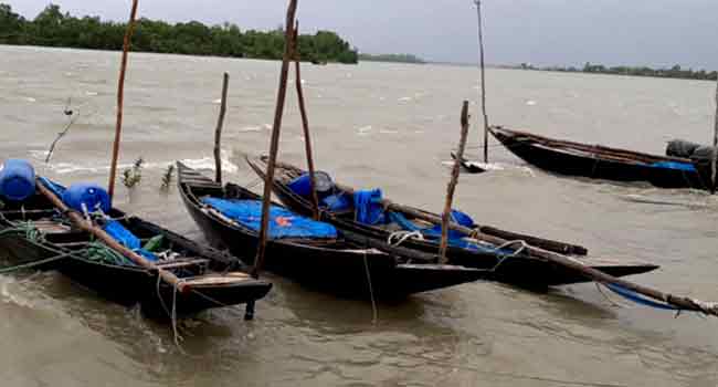 বঙ্গোপসাগর উত্তাল : নিরাপদ আশ্রয়ে ফিরছেন জেলেরা